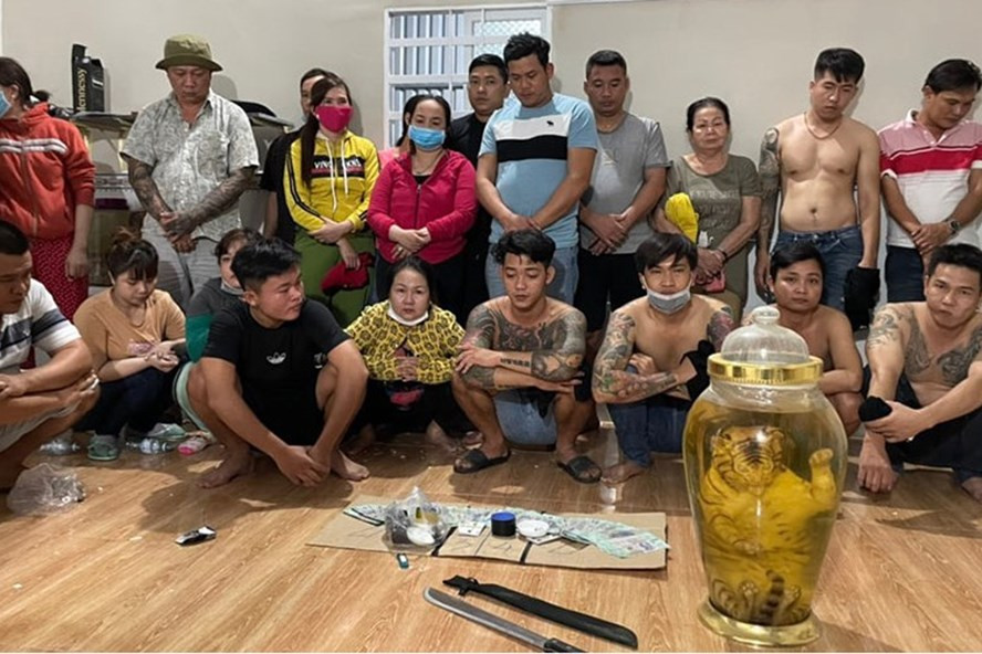 Các đối tượng liên quan đến vụ đánh bạc bị tạm giữ. Ảnh: Công an Đồng Nai Các đối tượng liên quan đến vụ đánh bạc bị tạm giữ. Ảnh: Công an Đồng Nai