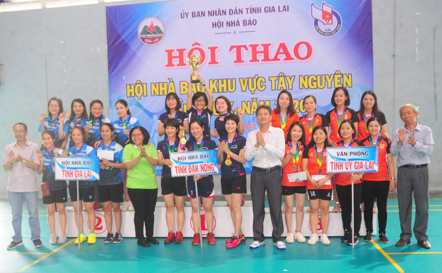 Ban tổ chức trao cúp, huy chương cho các đội bóng nữ đạt thành tích cao nhất tại hội thao. Ảnh: Thiên Di