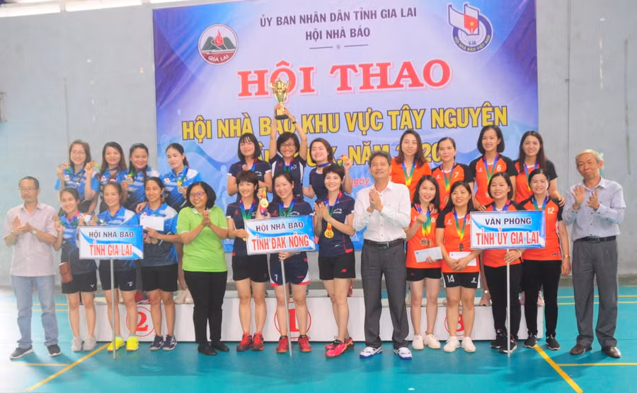 Ban tổ chức trao cúp, huy chương cho các đội bóng nữ đạt thành tích cao nhất tại hội thao. Ảnh: Thiên Di