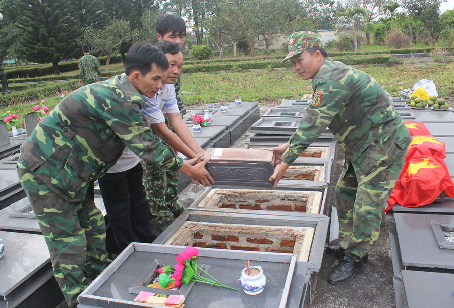  Đội quy tập mộ liệt sĩ Quân đoàn 3 đưa hài cốt về nghĩa trang liệt sĩ tỉnh Gia Lai. Ảnh: Vĩnh Hoàng