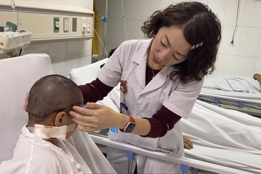 Bác sĩ kiểm tra sức khoẻ bệnh nhi sau ca phẫu thuật. Ảnh: BVCC