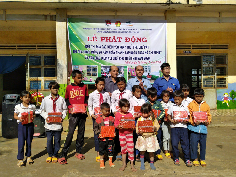 Ban tổ chức trao quà cho các em học sinh khó khăn của Trường Tiểu học Ia Phí điểm trường làng Kép (xã Ia Phí, huyện Chư Păh). Ảnh: Phan Lài