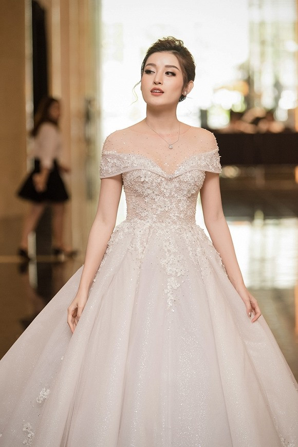 Trong bộ đầm đắt giá, Huyền My xinh đẹp, lộng lẫy như nàng công chúa bước ra từ những câu chuyện cổ tích.