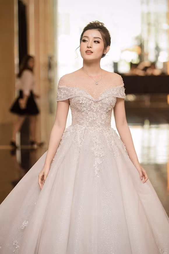 Trong bộ đầm đắt giá, Huyền My xinh đẹp, lộng lẫy như nàng công chúa bước ra từ những câu chuyện cổ tích.