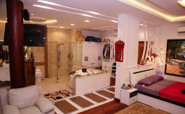 Được biết tầng 2 được Lý Hùng sử dụng làm phòng ngủ cho riêng anh. Không gian riêng của nam tài tử được bài trí với đầy đủ các vật dụng y hệt một khách sạn hạng sang. Ảnh: NSCC. Được biết tầng 2 được Lý Hùng sử dụng làm phòng ngủ cho riêng anh. Không gian riêng của nam tài tử được bài trí với đầy đủ các vật dụng y hệt một khách sạn hạng sang. Ảnh: NSCC.