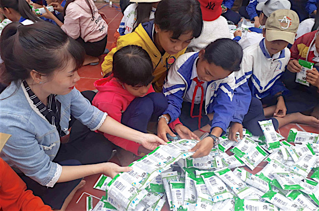 Việc tạo nên các sản phẩm tái chế từ vỏ hộp sữa đã góp phần giáo dục học sinh về ý thức bảo vệ môi trường. Ảnh: Mộc Trà