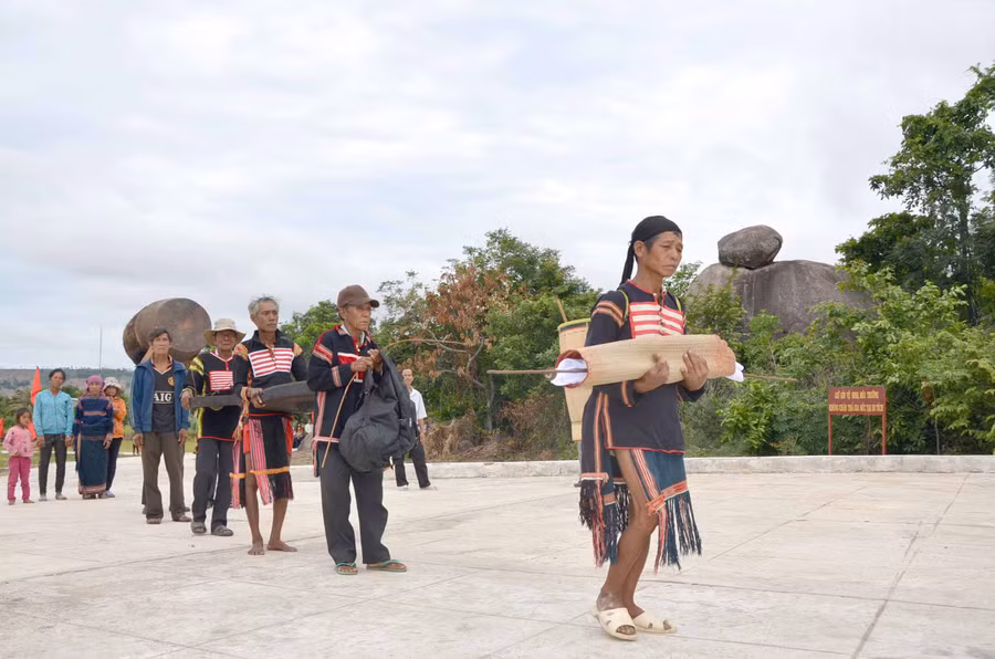 Ông Rơ Lan Hieo-thế thân của Vua Lửa thứ 14-di dời gươm thần về nhà mới. Ảnh: Trần Đức