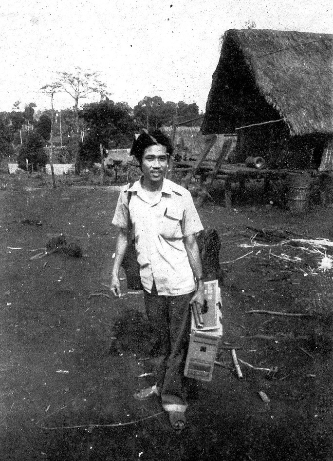 Họa sĩ La Thanh Hiền trong một chuyến đi sưu tầm mặt nạ Tuồng (ảnh tư liệu của họa sĩ La Thanh Hiền) Họa sĩ La Thanh Hiền trong một chuyến đi sưu tầm mặt nạ Tuồng (ảnh tư liệu của họa sĩ La Thanh Hiền)