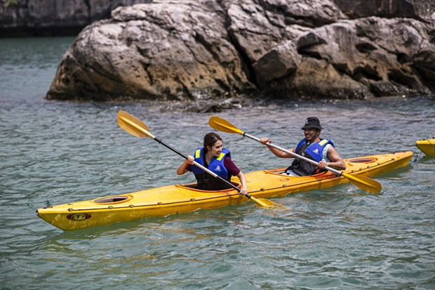 Chèo kayak là một hoạt động bạn nên thử khi tham quan vịnh Hạ Long. (Ảnh: CTV/Vietnam+)