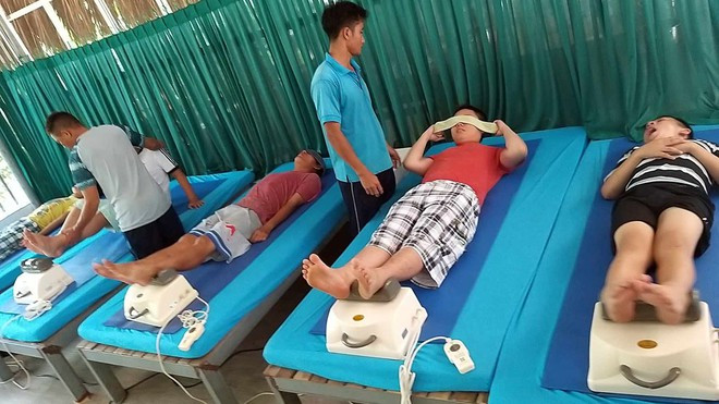 Trẻ tự kỷ tập vật lý trị liệu tại Trung tâm hỗ trợ phát triển giáo dục hòa nhập Khai Trí, TP.HCM