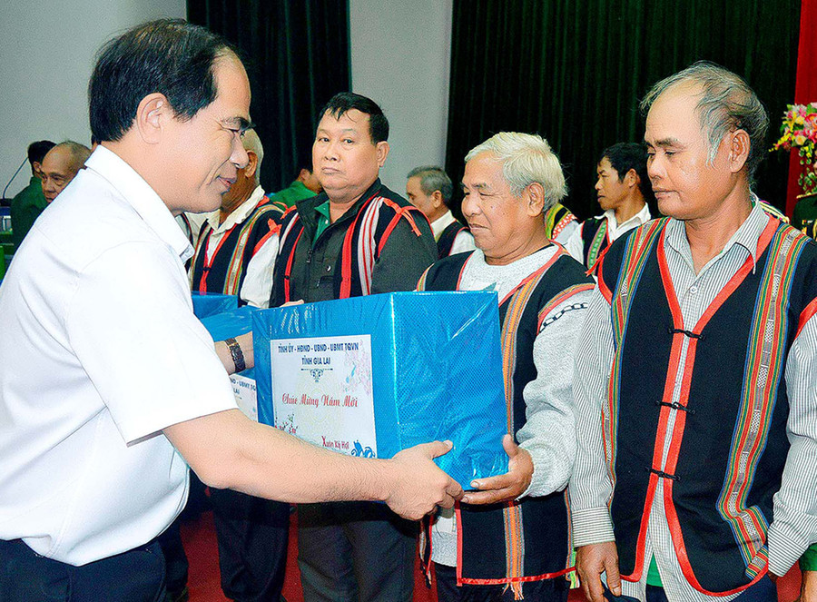 Chủ tịch UBND tỉnh Võ Ngọc Thành tặng quà cho các già làng vùng biên giới tại buổi gặp mặt do Bộ Chỉ huy Bộ đội Biên phòng tỉnh tổ chức. Ảnh: Anh Huy Chủ tịch UBND tỉnh Võ Ngọc Thành tặng quà cho các già làng vùng biên giới tại buổi gặp mặt do Bộ Chỉ huy Bộ đội Biên phòng tỉnh tổ chức. Ảnh: Anh Huy