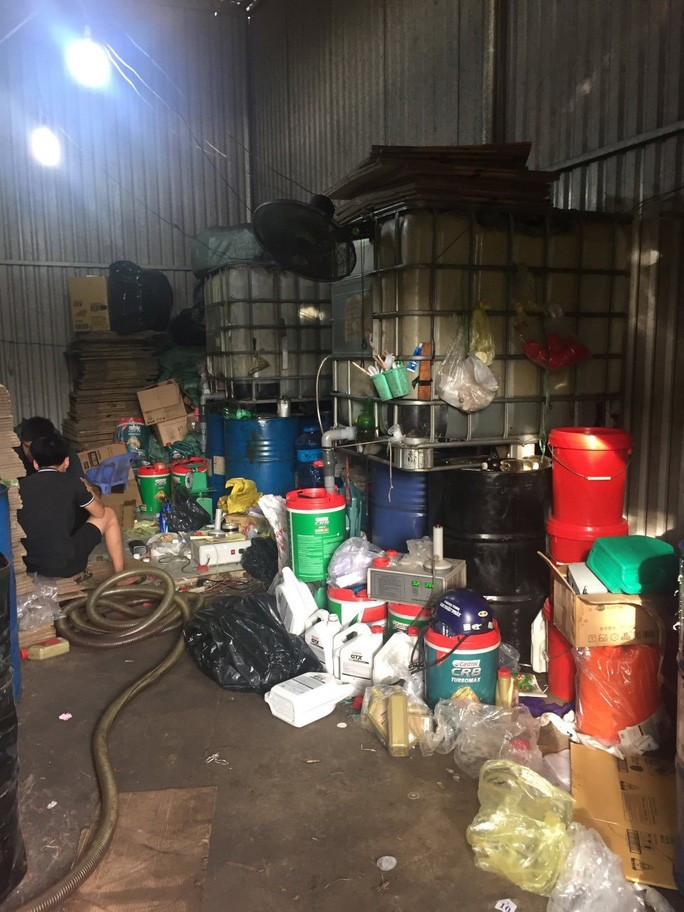 Số dầu nhớt giả được phát hiện Số dầu nhớt giả được phát hiện