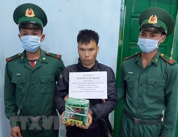 Đối tượng Nguyễn Văn Hùng bị lực lượng chức năng bắt giữ. (Ảnh: Cao Nguyên/TTXVN)