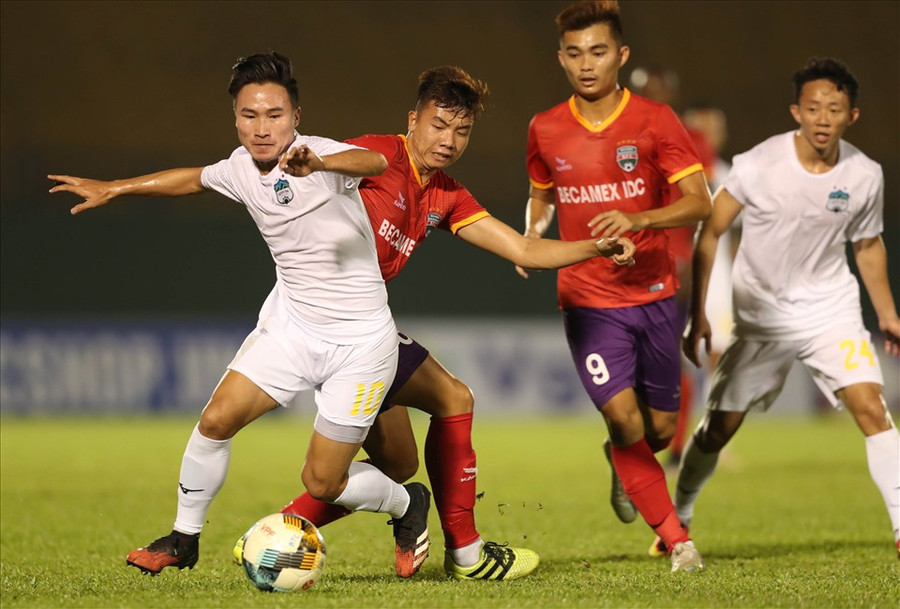 HAGL (áo trắng) thi đấu lép vế trước Bình Dương. Ảnh: BTC HAGL (áo trắng) thi đấu lép vế trước Bình Dương. Ảnh: BTC