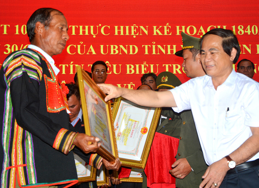 Già làng Nay Chuar (hàng thứ nhất vị trí giữa) nhận bằng khen của Chủ tịch UBND tỉnh Gia Lai. Ảnh: Nguyễn Hữu