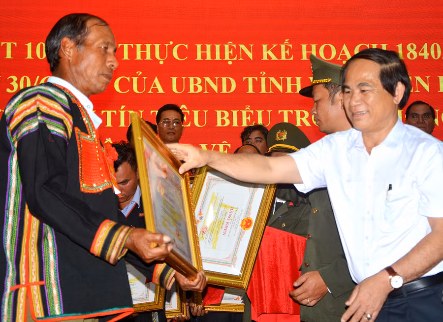 Già làng Nay Chuar (hàng thứ nhất vị trí giữa) nhận bằng khen của Chủ tịch UBND tỉnh Gia Lai. Ảnh: Nguyễn Hữu