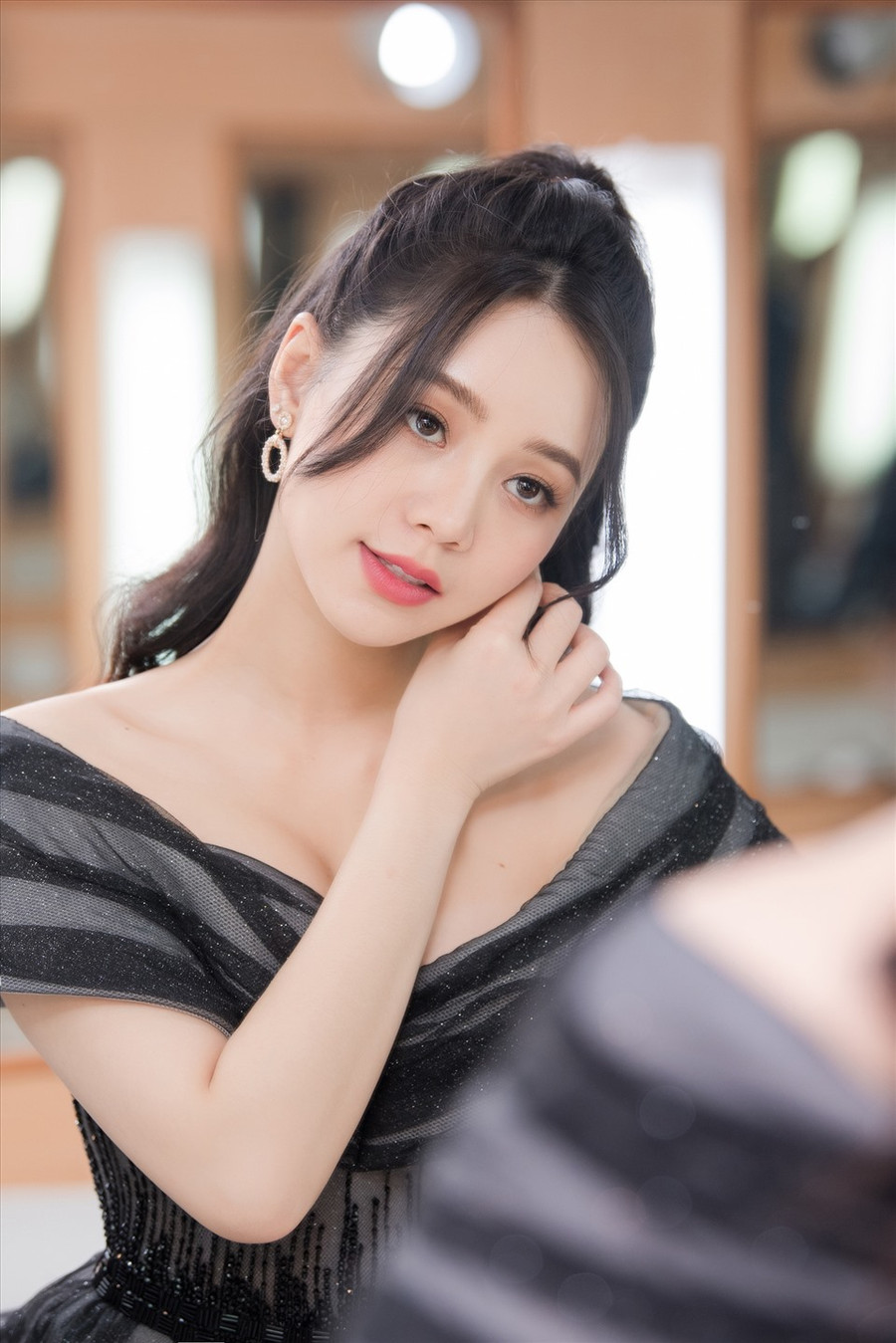 Với những nỗ lực của mình trên con đường nghệ thuật, Quỳnh Kool trở thành gương mặt trẻ nhất được đề cử trong hạng mục Nữ diễn viên ấn tượng của VTV Awards 2020, bên cạnh các đàn chị Hồng Diễm, Lã Thanh Huyền, Diễm My, Phương Oanh. Dù không đoạt giải nhưng đây cũng là sự ghi nhận của khán giả dành cho sự cố gắng của Quỳnh Kool thời gian qua.