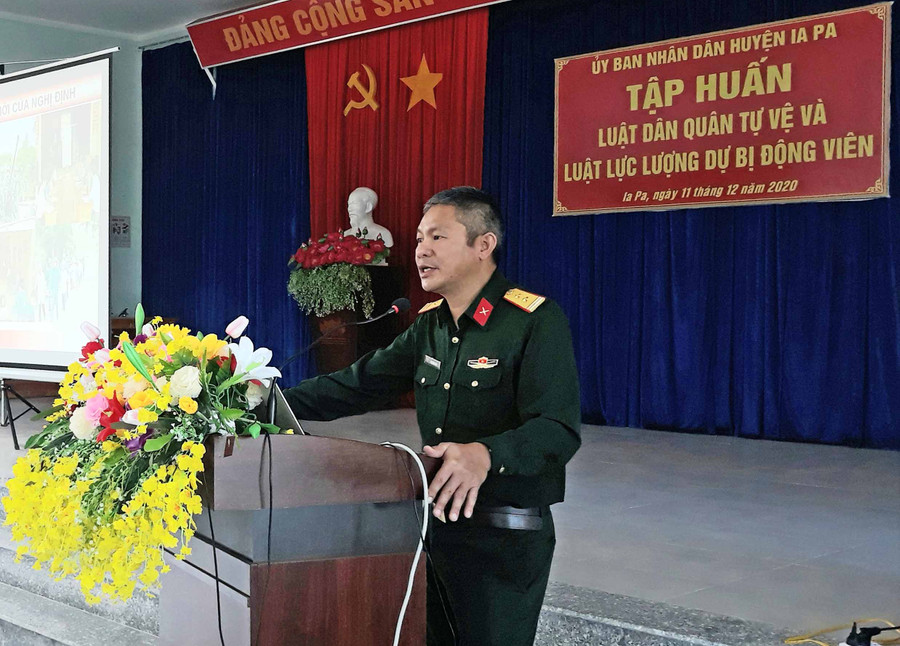 Lãnh đạo Ban Chỉ huy Quân sự huyện Ia Pa phổ biến nội dung các chuyên đề đến đại biểu dự tâp huấn. Ảnh: Mai Linh