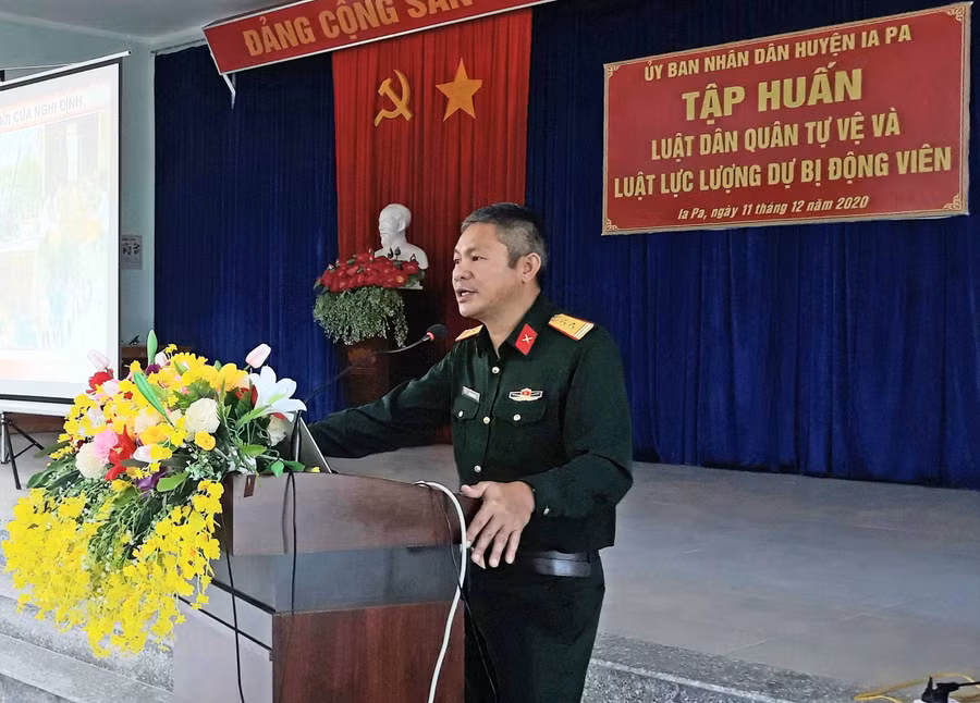 Lãnh đạo Ban Chỉ huy Quân sự huyện Ia Pa phổ biến nội dung các chuyên đề đến đại biểu dự tâp huấn. Ảnh: Mai Linh