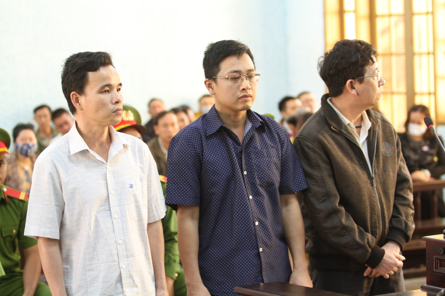 Các bị cáo bị xét xử vì đã tham ô hơn 524 triệu đồng