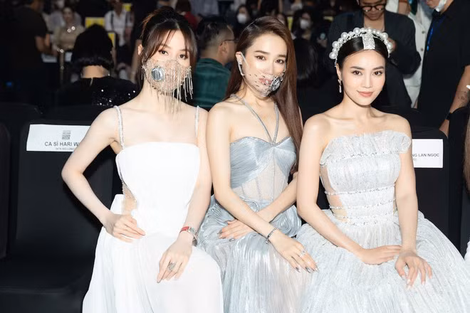 Người đẹp tự tin đọ dáng cùng Diễm My, Nhã Phương tại sự kiện ẢNH: HẢI NGUYỄN