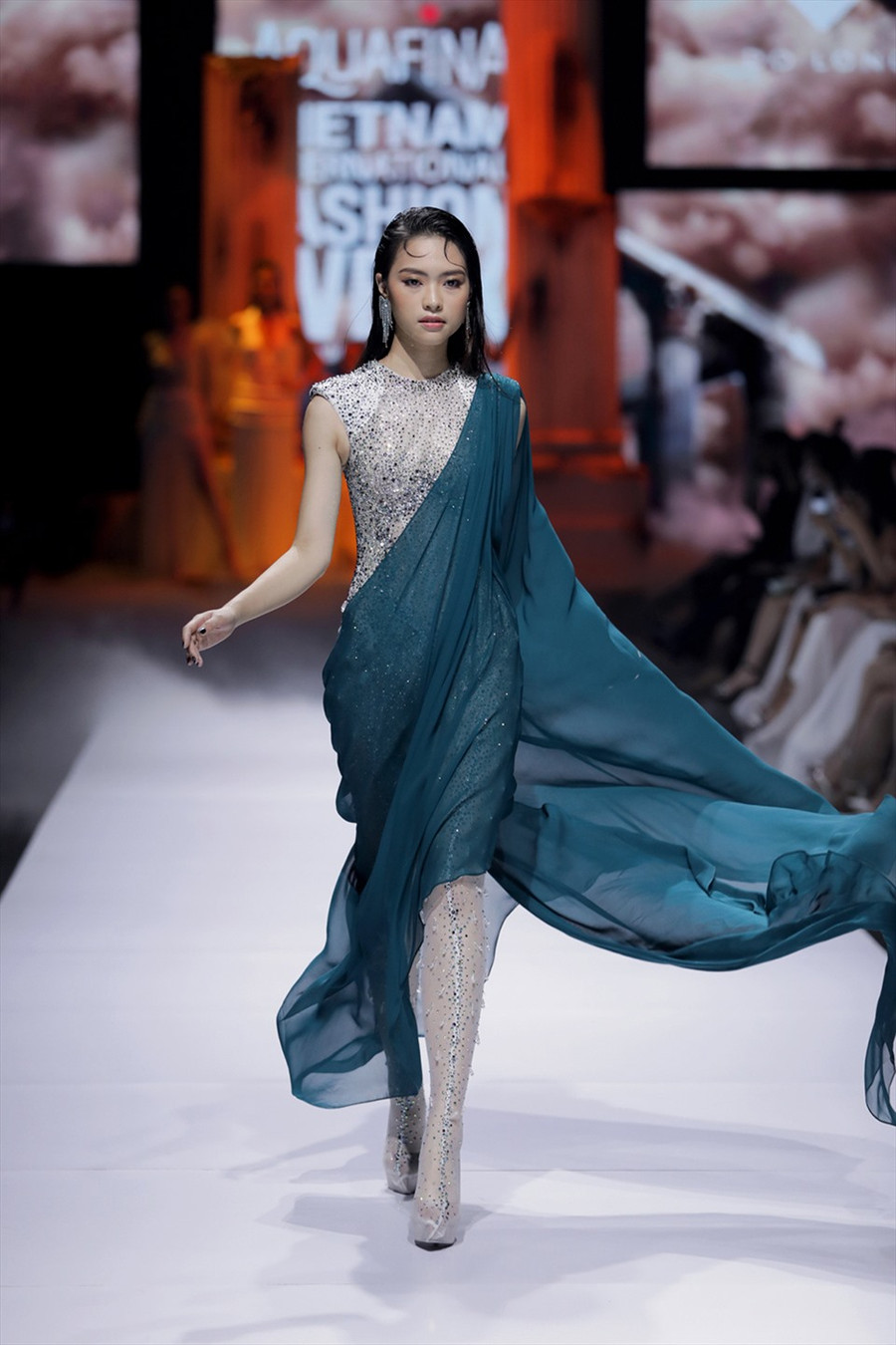 Bộ sưu tập khắc hoạ vẻ đẹp khỏe khoắn và gợi cảm thường được thấy trên bức tượng điêu khắc các vị thần Hy Lạp.