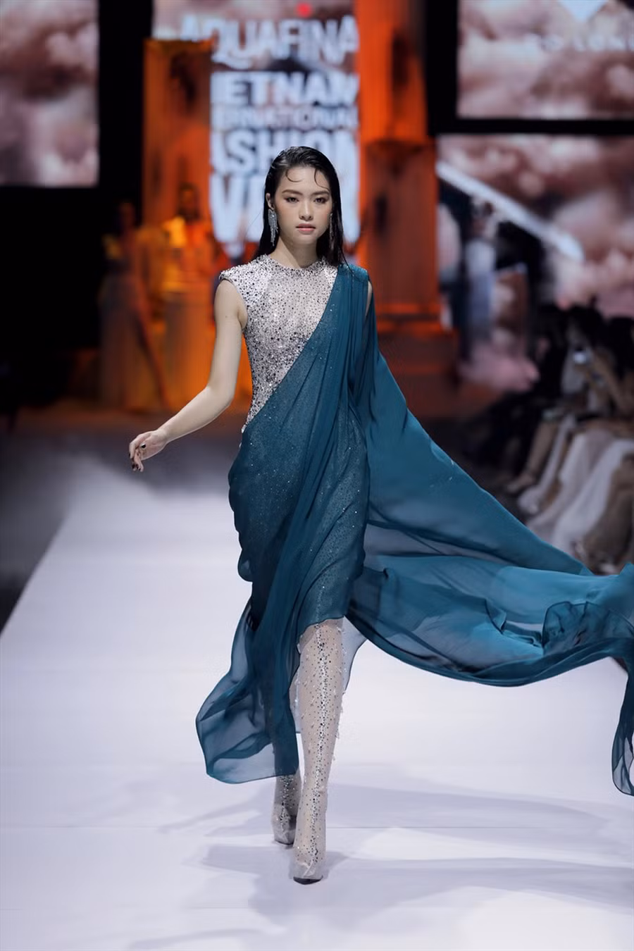 Bộ sưu tập khắc hoạ vẻ đẹp khỏe khoắn và gợi cảm thường được thấy trên bức tượng điêu khắc các vị thần Hy Lạp.