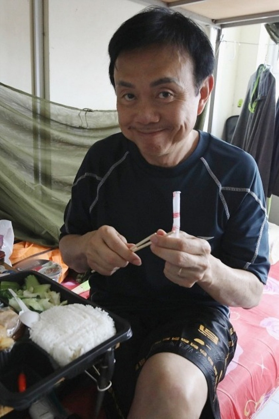 Chí Tài từng sống lạc quan khi cách ly tại ký túc xá Đại học Quốc gia, Thủ Đức, TP.HCM sau chuyến đi từ Mỹ về Việt Nam vào tháng 4 năm nay. Ảnh: Cắt clip Chí Tài từng sống lạc quan khi cách ly tại ký túc xá Đại học Quốc gia, Thủ Đức, TP.HCM sau chuyến đi từ Mỹ về Việt Nam vào tháng 4 năm nay. Ảnh: Cắt clip