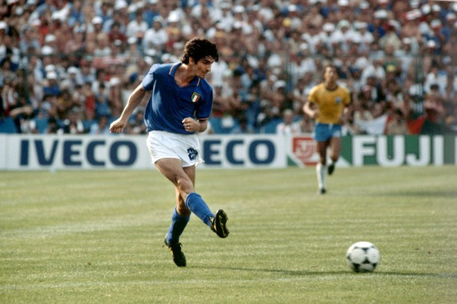 Paolo Rossi thi đấu tại World Cup 1982 trong trận Ý gặp Brazil kinh điển của bóng đá thế giới AFP Paolo Rossi thi đấu tại World Cup 1982 trong trận Ý gặp Brazil kinh điển của bóng đá thế giới AFP