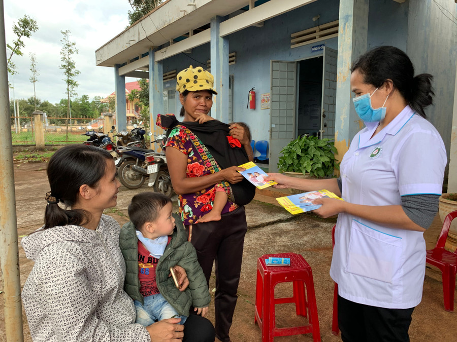 Cán bộ y tế tuyên truyền người dân không lựa chọn giới tính khi sinh. Ảnh: Như Ý