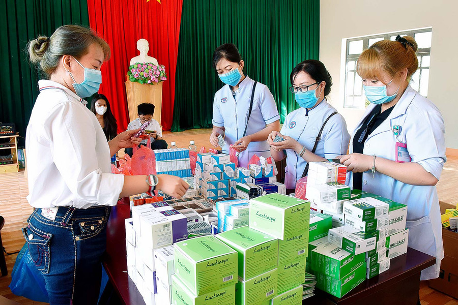 Ảnh 8: Hơn 1.000 cơ số thuốc được vận chuyển từ các bệnh viện ở TP. Hồ Chí Minh để hỗ trợ điều trị bệnh cho người dân vùng khó.