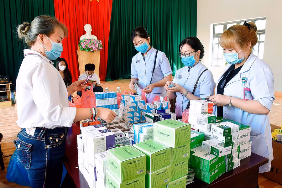 Ảnh 8: Hơn 1.000 cơ số thuốc được vận chuyển từ các bệnh viện ở TP. Hồ Chí Minh để hỗ trợ điều trị bệnh cho người dân vùng khó.