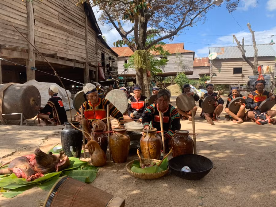 Già làng Ksor Nai (hàng đầu, bên phải) thực hiện nghi lễ cúng lúa mới. Ảnh: Nguyên Hương