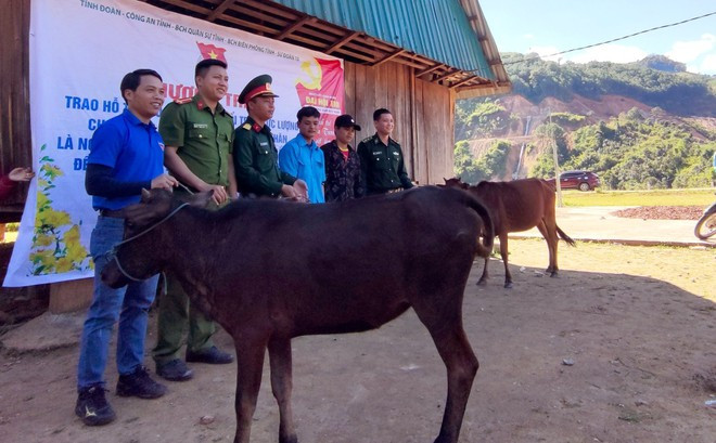 Tỉnh đoàn Kon Tum trao bò giống cho đoàn viên thanh niên có hoàn cảnh khó khăn - Ảnh: ĐỨc NHẬT Tỉnh đoàn Kon Tum trao bò giống cho đoàn viên thanh niên có hoàn cảnh khó khăn - Ảnh: ĐỨc NHẬT