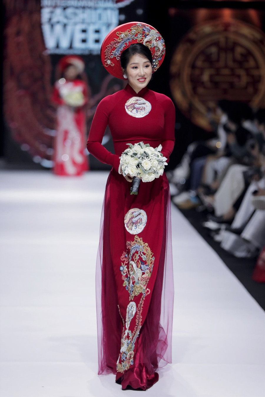 Diễn viên Thanh Trúc rạng ngời trong tà áo dài thêu phụng. Sự hòa trộn đầy tinh tế giữa nét cổ điển và hiện đại trong từng thiết kế áo dài.