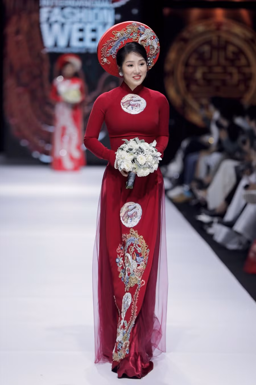 Diễn viên Thanh Trúc rạng ngời trong tà áo dài thêu phụng. Sự hòa trộn đầy tinh tế giữa nét cổ điển và hiện đại trong từng thiết kế áo dài.