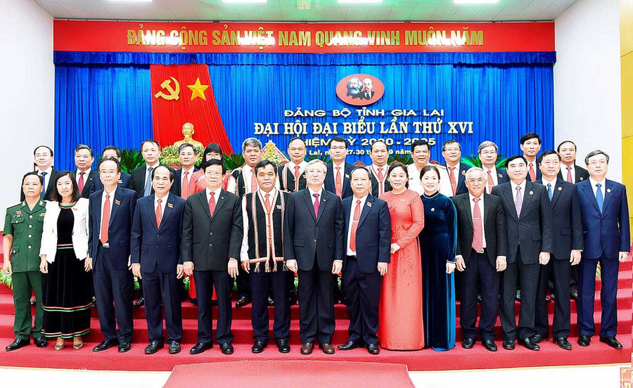 Đồng chí Trần Quốc Vượng-Ủy viên Bộ Chính trị, Thường trực Ban Bí thư Trung ương Đảng chụp ảnh lưu niệm với các đại biểu dự Đại hội đại biểu Đảng bộ tỉnh lần thứ XVI (nhiệm kỳ 2020-2025). Ảnh: Đức Thụy