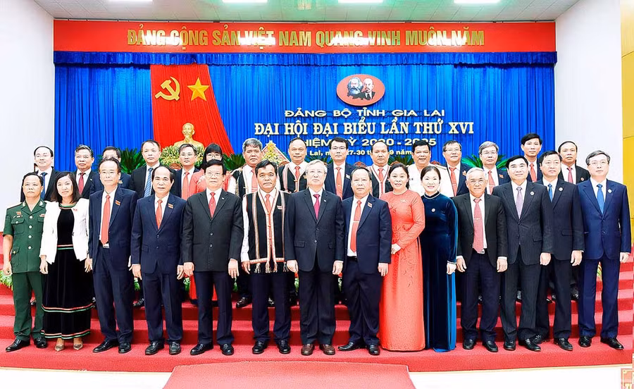 Đồng chí Trần Quốc Vượng-Ủy viên Bộ Chính trị, Thường trực Ban Bí thư Trung ương Đảng chụp ảnh lưu niệm với các đại biểu dự Đại hội đại biểu Đảng bộ tỉnh lần thứ XVI (nhiệm kỳ 2020-2025). Ảnh: Đức Thụy