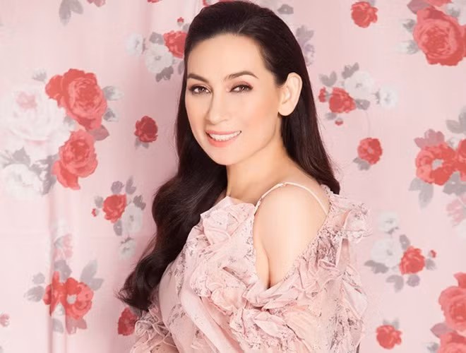 Sau đó, nữ ca sĩ sang Mỹ định cư. Cô bắt đầu làm đủ mọi nghề để kiếm sống. Bên cạnh đó, Phi Nhung vẫn ấp ủ một ngày được đứng trên sân khấu. Ảnh: NSCC.