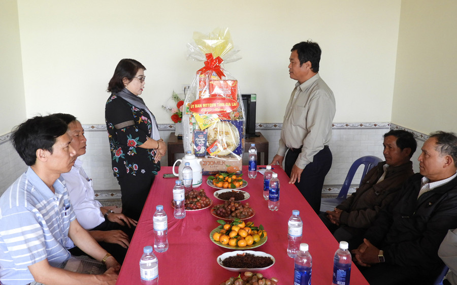  Phó Chủ tịch Thường trực Ủy ban MTTQ Việt Nam tỉnh Đinh Thị Giang thăm Chi hội Tin lành Plei Bui huyện Chư Pah nhân dịp giáng sinh. Ảnh: Thanh Nhật 