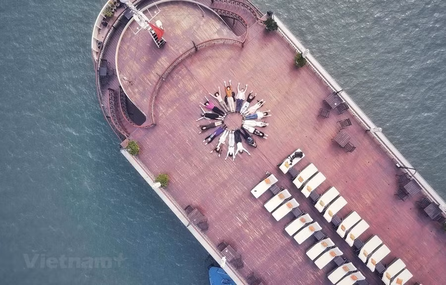 Một trải nghiệm thú vụ của nhóm bạn trẻ khi đi du thuyền trên vịnh Hạ Long. (Ảnh: Nam Nguyễn/Vietnam+)