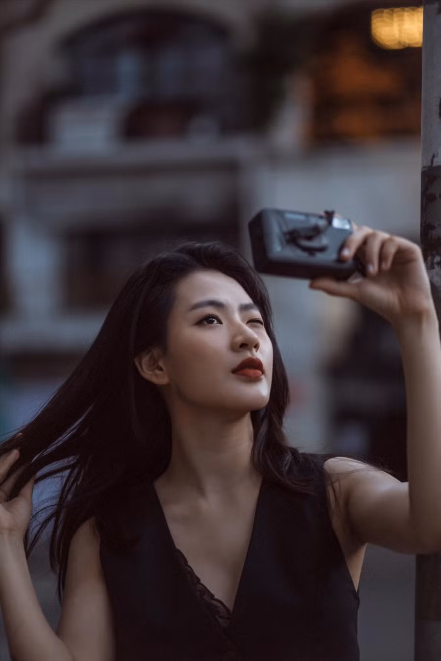 Ngoài đóng phim, cô cũng thường quay MV, chụp hình quảng cáo,... Ảnh: FBNV