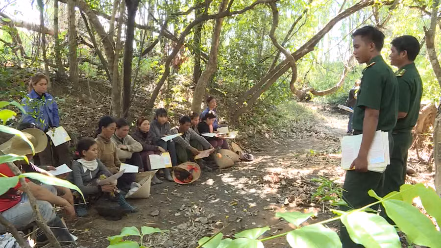 Cán bộ Đồn Biên phòng Ia Mơ tuyên truyền, phổ biến giáo dục pháp luật cho các lao động tự do. Ảnh: Vĩnh Hoàng
