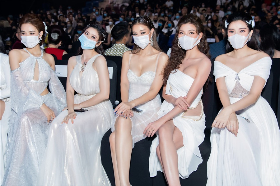 Cao Thái Hà cũng các mỹ nhân đều đeo khẩu trang để phòng dịch. Nữ diễn viên 9x cho biết cô cảm thấy vui mừng khi nhìn thấy thị trường thời trang của Việt Nam dần sôi động trở lại sau ảnh hưởng của dịch COVID-19. Ảnh: Nguyễn Thành.