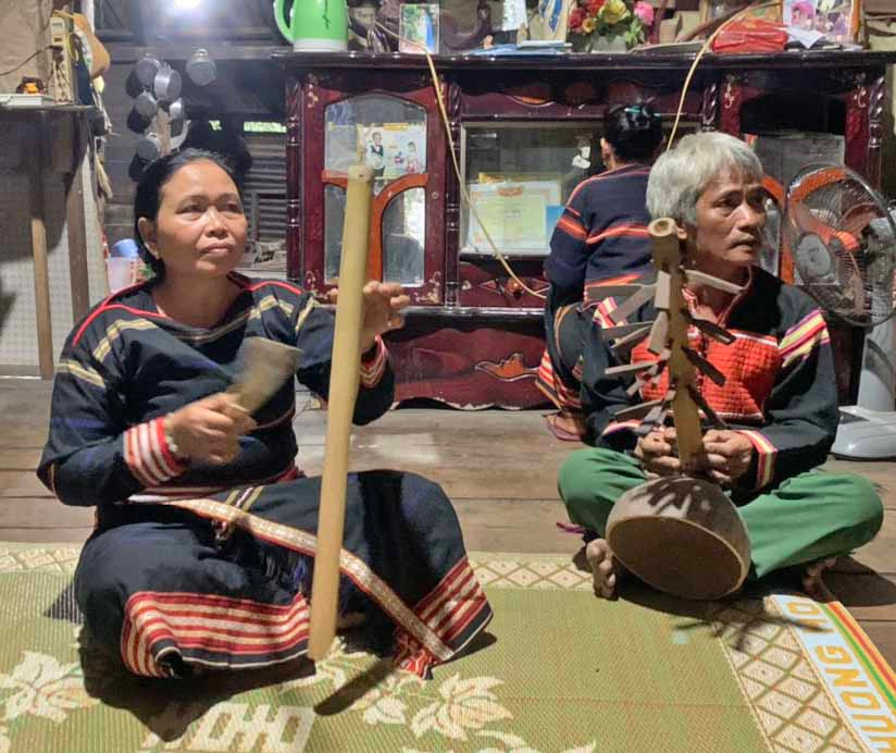 Bà Rah Lan H’Nir (bìa trái, buôn Rniu, xã Ia Broăi) hát dân ca cùng đàn goong. Ảnh: Vũ Chi