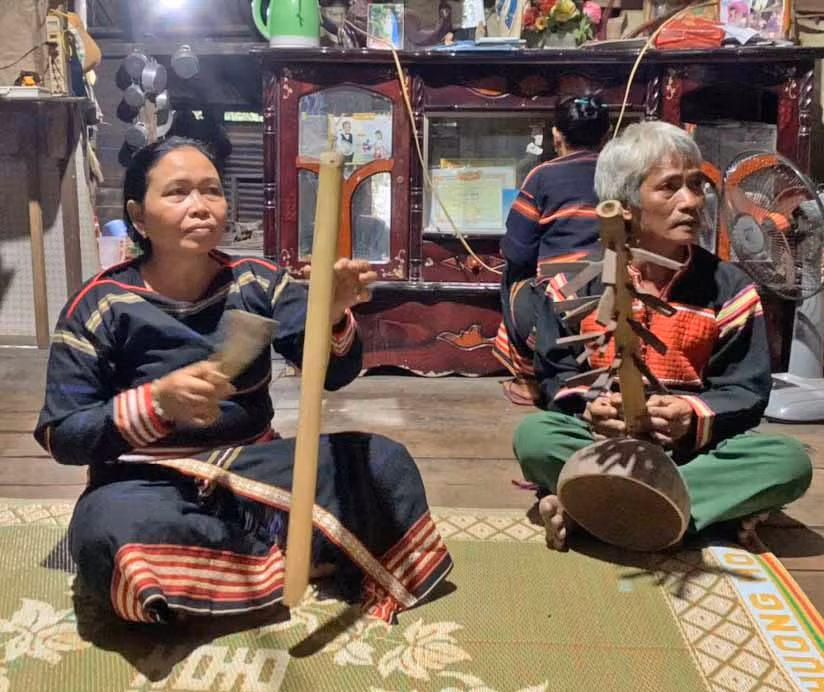 Bà Rah Lan H’Nir (bìa trái, buôn Rniu, xã Ia Broăi) hát dân ca cùng đàn goong. Ảnh: Vũ Chi