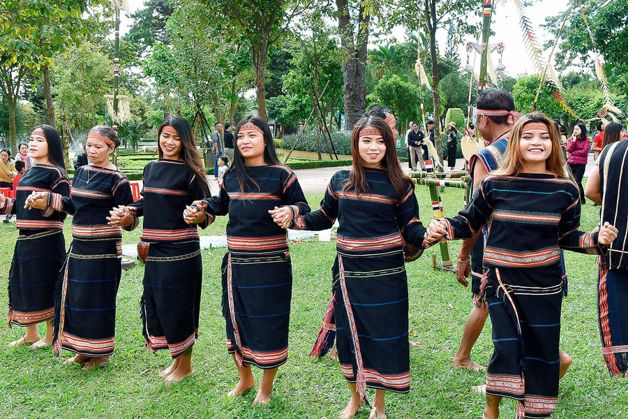 Hai họ cùng hòa chung điệu múa trong tiếng chiêng trống rộn rã mừng hạnh phúc.