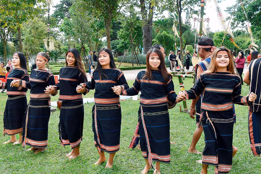 Hai họ cùng hòa chung điệu múa trong tiếng chiêng trống rộn rã mừng hạnh phúc.