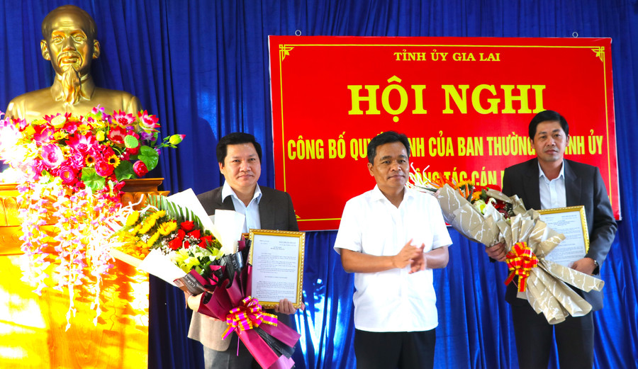 Đồng chí Hồ Văn Niên-Ủy viên dự khuyết Ban Chấp hành Trung ương Đảng, Bí thư Tỉnh ủy, Trưởng đoàn đại biểu Quốc hội tỉnh Gia Lai trao Quyết định, tặng hoa cho các đồng chí Trương Văn Đạt, Nguyễn Hữu Tuyến. Ảnh: Ngọc Minh