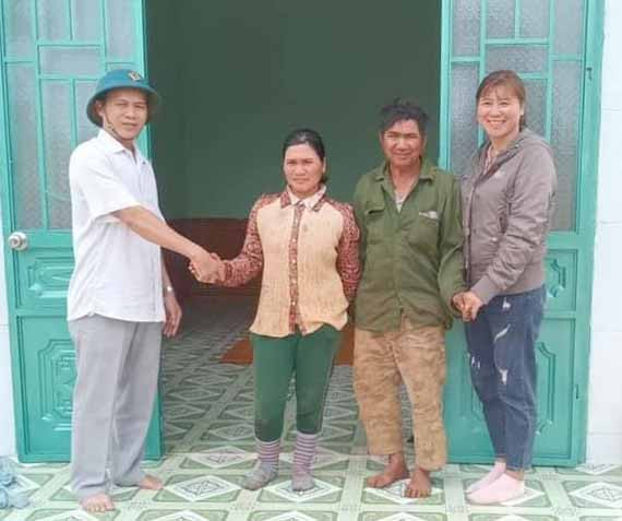 Quang cảnh lễ bàn giao nhà cho gia đình ông Drech. Ảnh: Hà Phương